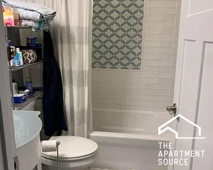 Building Photo - 2732 N Wilton Ave