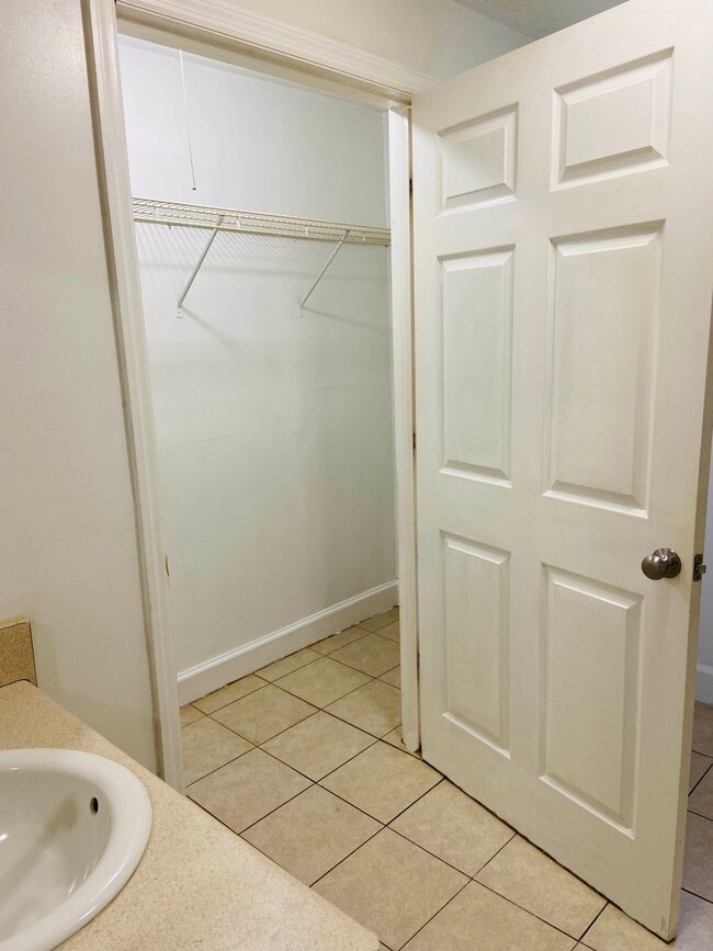 Building Photo - 1260 Hillridge Dr