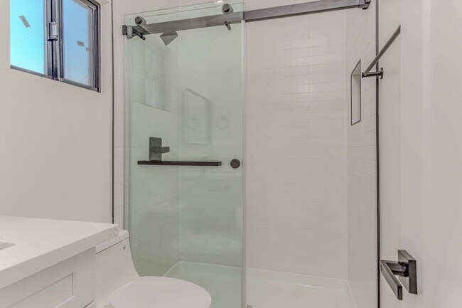 Building Photo - 5821 View Cir