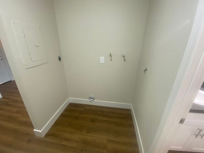 Building Photo - 637 Shepherd Ave