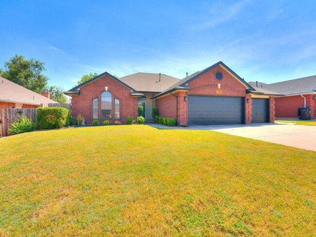 Building Photo - Beautiful 4 Bedroom Home with Inground Poo...