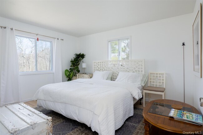 Building Photo - 371 S River Rd