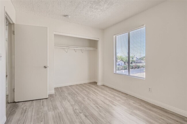 Building Photo - Stunning Recently Updated, 2 Bedroom Unit!