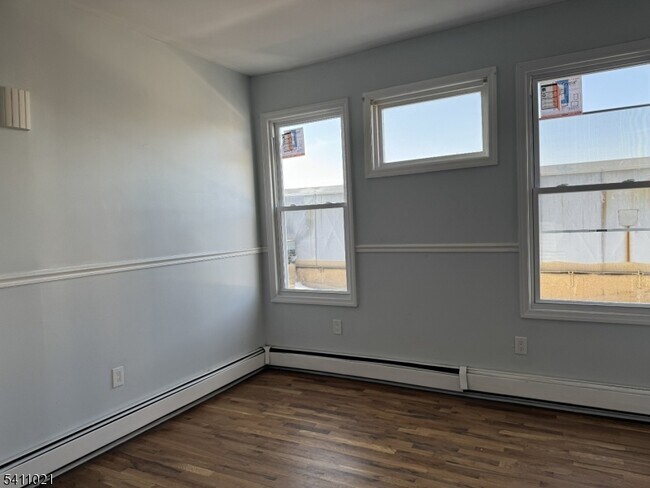 Building Photo - 590 Hawthorne Ave
