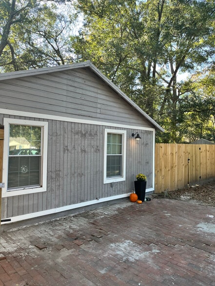 Building Photo - 1911 Capital St