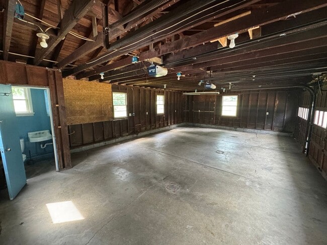 Building Photo - Charming 3 Bed, 1 Bath Home with 3-Car Gar...