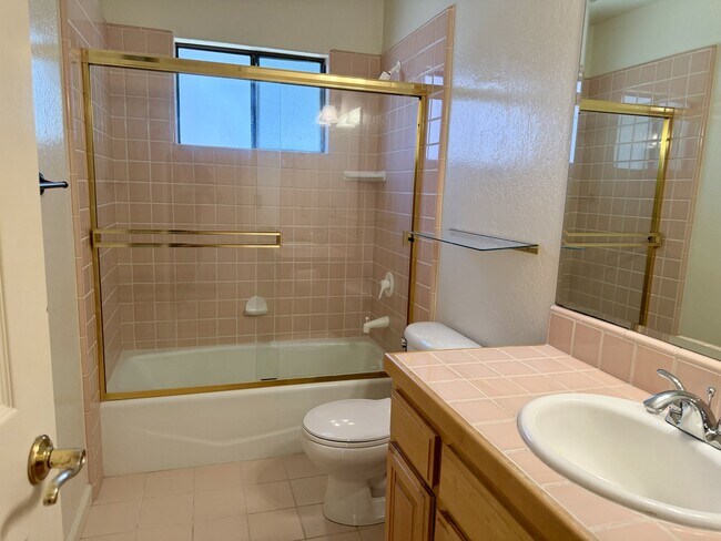 Building Photo - 213 Vía Lantana