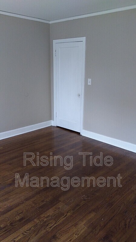 Building Photo - 229 Pinewood Ave