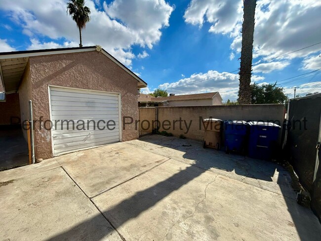 Building Photo - Cute 3 Bed/1 Bath SW Bakersfield Home with...