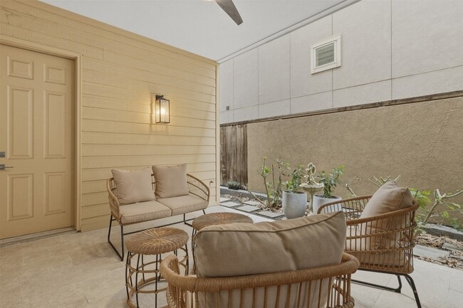 Building Photo - 5515 Venice St