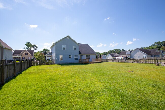 Building Photo - 4 Bedroom 2 Bath