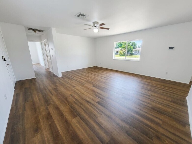 Building Photo - Charming 3BR/2BA House in Lehigh MOVE IN SPECIAL 50% OFF FIRST MONTH RENT!