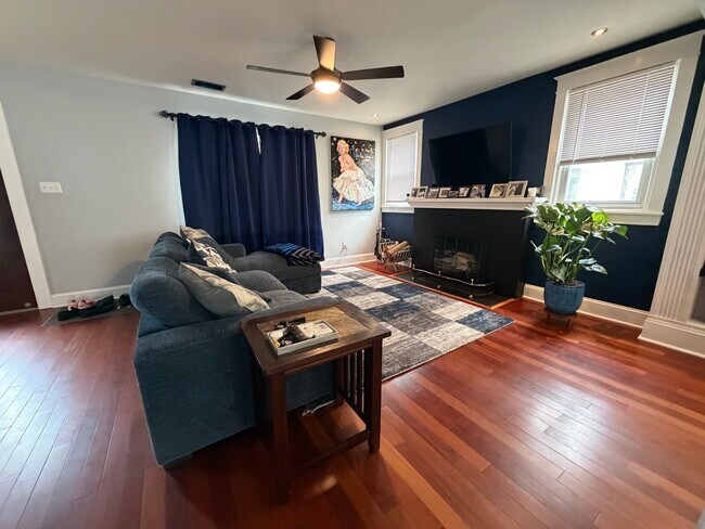 Building Photo - Stunning 4-Bed/2-Bath Home in the heart of Lansdowne! Available First Week of September!