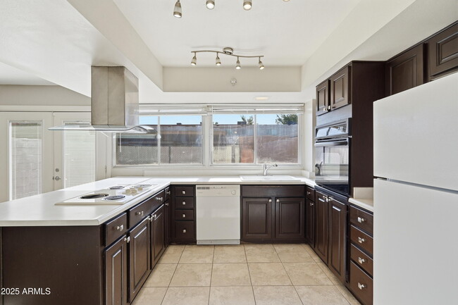 Building Photo - 1628 E Logan Dr