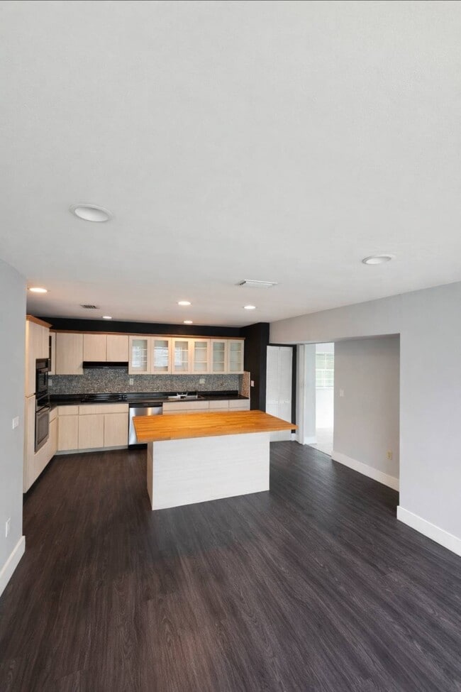 Building Photo - 3216 SW 23rd Terrace