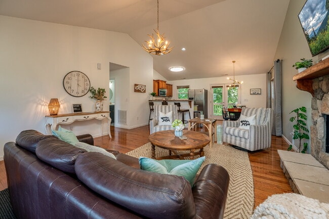 Building Photo - Mountain Lux Home - Centrally Located in Brevard! Furnished Mid- Term Rental Available from Novem...