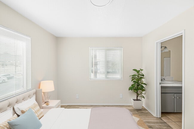 Building Photo - 1005 E Ave R