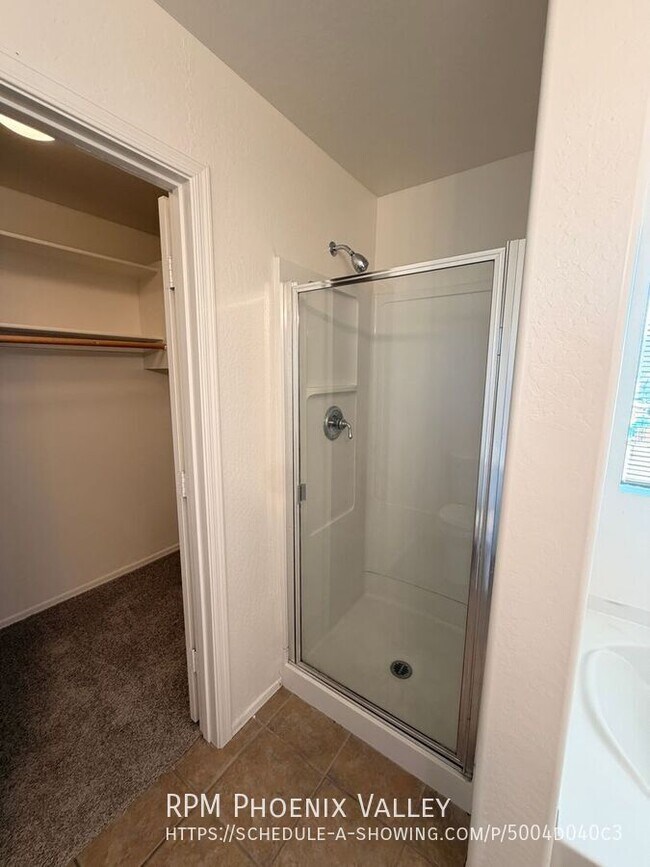 Building Photo - 422 E Saddle Way