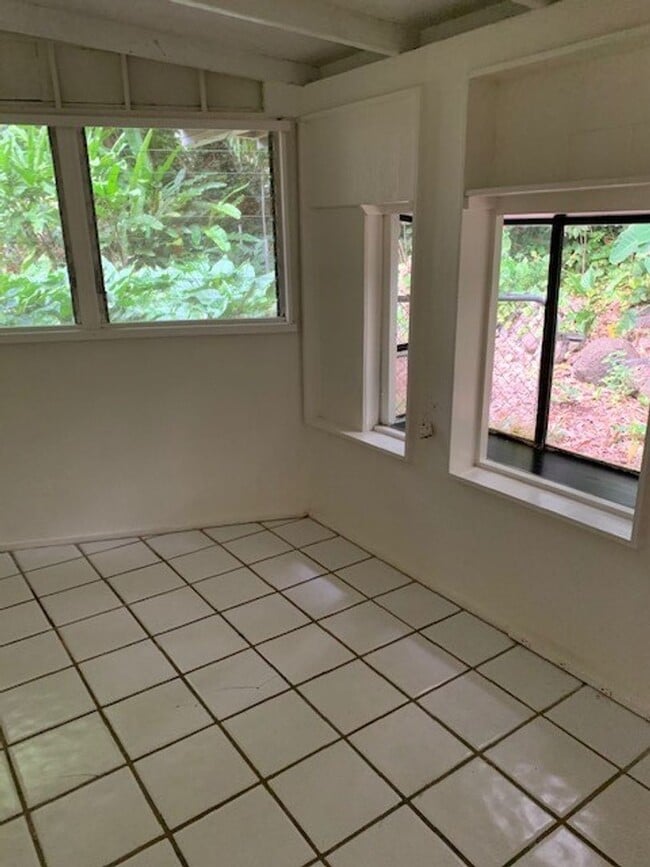 Building Photo - Manoa House - 3 bedroom, 1 bath - Avail now