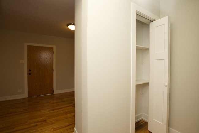 Building Photo - 550 W Arlington Pl