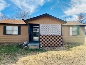 Building Photo - AVAILABLE NOW!