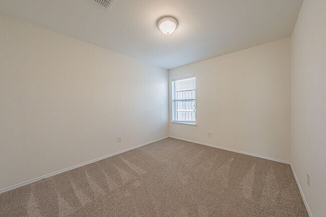 Building Photo - 3 Bedroom 2 Bath Home