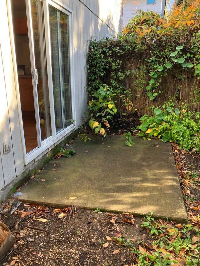 Building Photo - Townhouse, 1.5 bath, w/d in unit, private back patio, all dogs welcome!