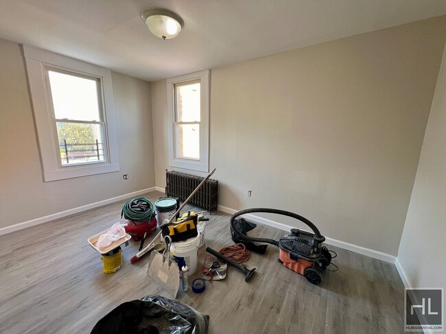 Building Photo - Top Floor 3BR 1BA w/ Laundry & Private Gar...