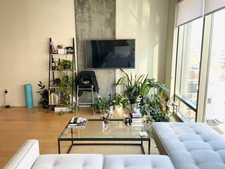 Building Photo - 1100 S Hope St