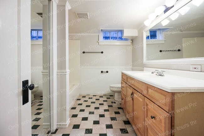 Building Photo - 2714 SE 48th Av