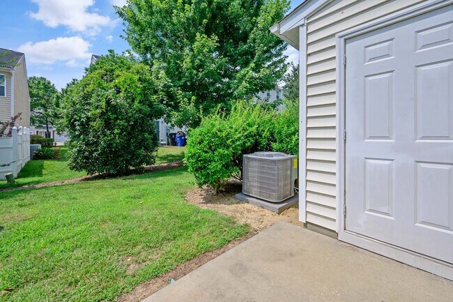 Building Photo - End Unit Townhome in Great Location!
