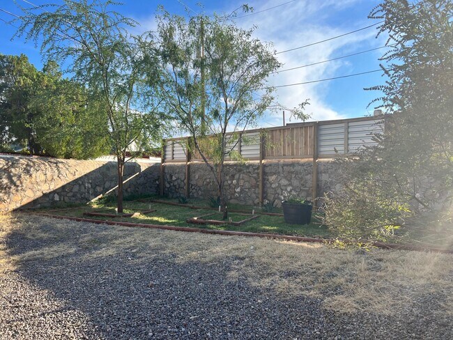 Building Photo - 3828 Altura Ave