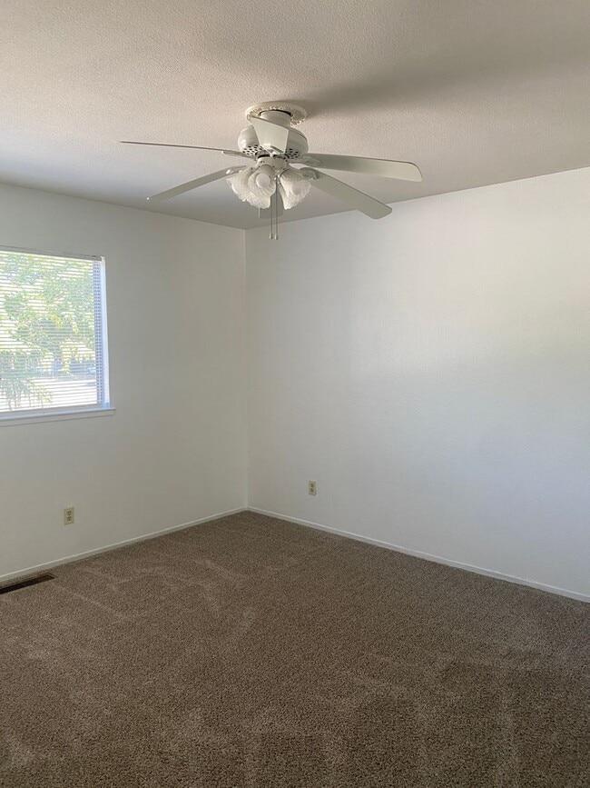 Building Photo - Sutter Townhouses