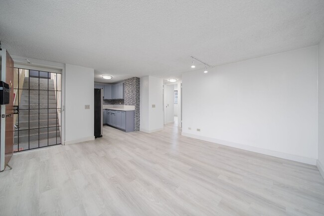 Building Photo - Upgraded Condo w/ Assigned Parking Near H1...