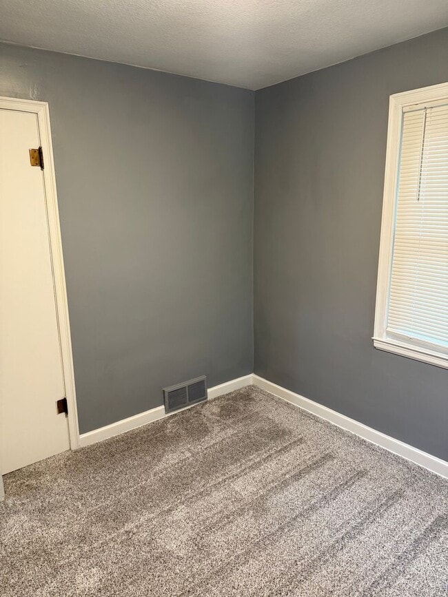 Building Photo - 2BR/1BA Overside Double Car Garage