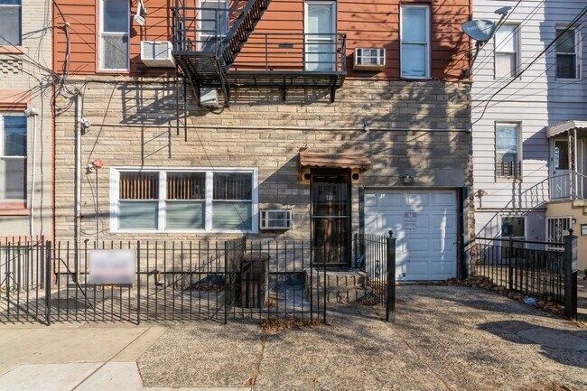 Building Photo - 40 Beacon Ave