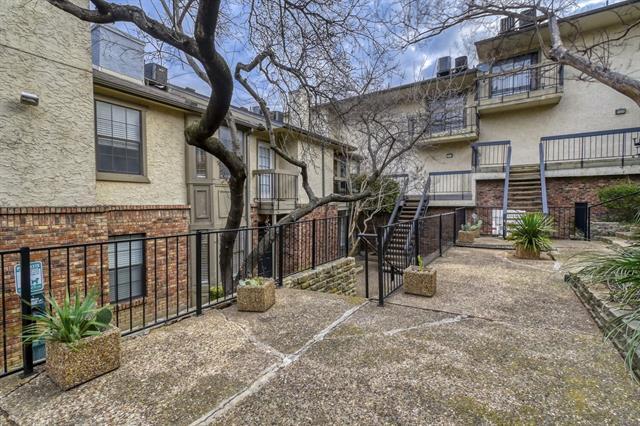 Building Photo - 8750 Park Ln