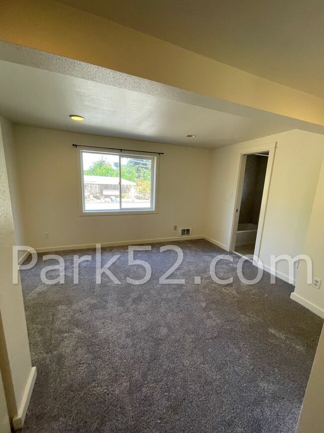 Building Photo - 3 Bedroom Rambler in Tacoma