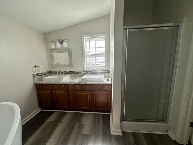 Building Photo - Welcome to this stunning 4-bedroom, 2-bath...