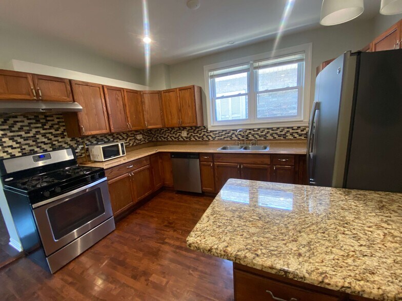 Building Photo - 7659 W Sunset Dr
