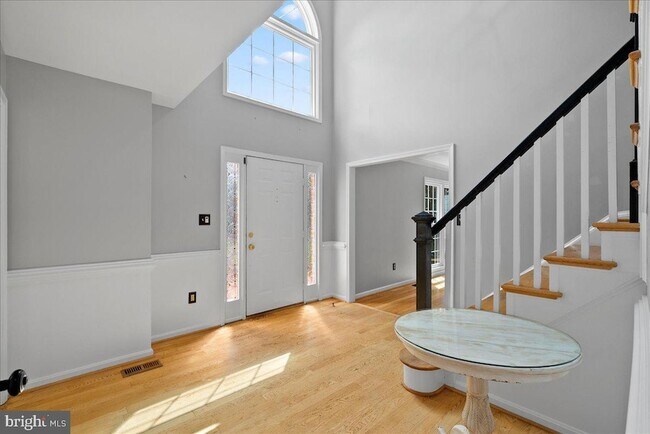 Building Photo - 8608 Oak Brook Ln