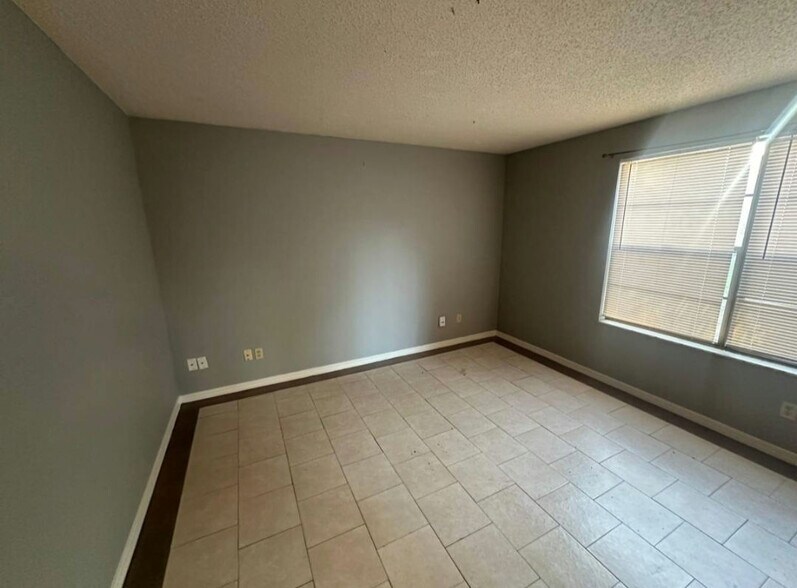 Building Photo - 471 Bentwood Ln
