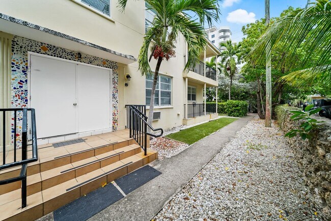 Building Photo - 1610 Bay Rd