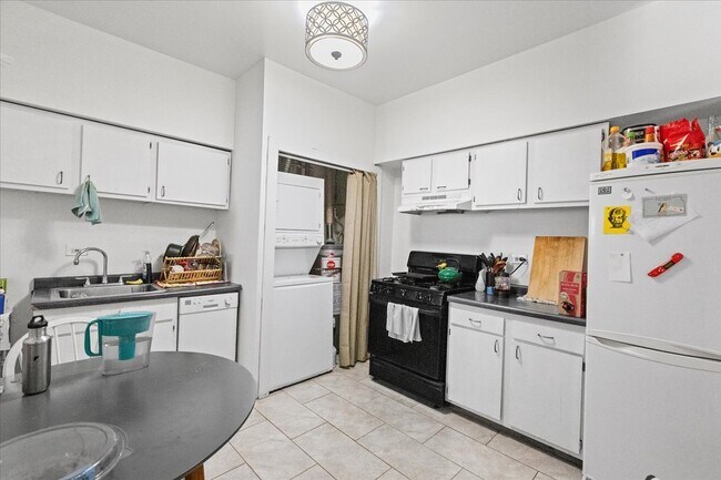 Building Photo - 4002 N Southport-2