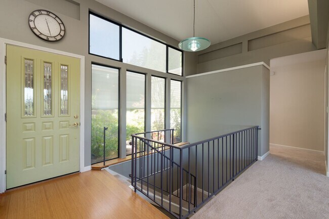 Building Photo - Exceptional Bellevue Home | Lake Sammamish Views | 5 Bed | 3 Bath | 3,380 Sq Ft
