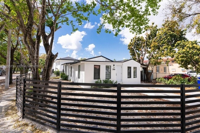 Building Photo - 2100 SW 6th St