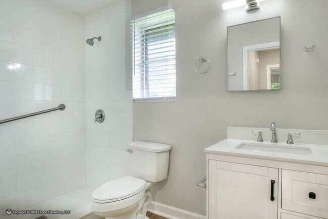 Building Photo - **** Flexible Move-In Specials Available!! 1 Bedroom Apartment in Eagle Lake, FL****