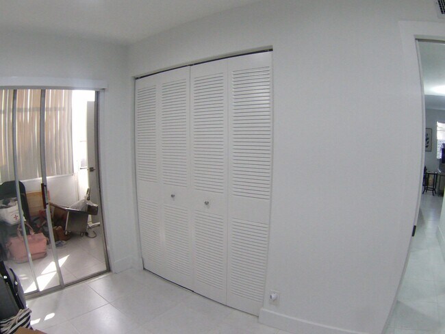 Building Photo - 541 Normandy Ln