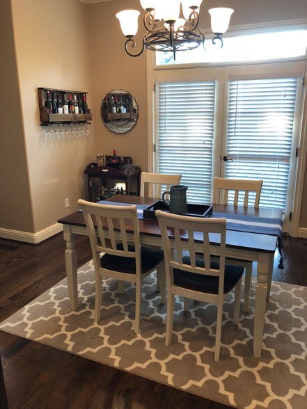 Good light in the dining room - 3189 Parthenon Ave