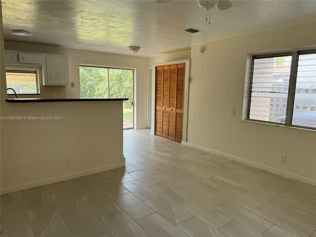 Building Photo - 6111 NW 43rd Ave